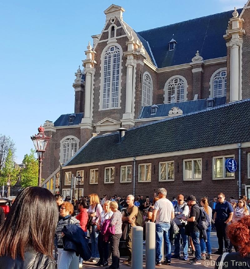 6. Đến thăm Anne Frank House với những trải nghiệm xúc động: Anne Frank House  là nơi tưởng niệm cô gái nhỏ là nạn nhân của nạn diệt chủng người Do Thái thời Hitler và là tác giả của cuốn Nhật ký Anne Frank, được khai bút vào năm 1942 khi cô mới 13 tuổi. Tham quan Anne Frank House ở Amsterdam là một trải nghiệm xúc động cho mọi người. Khi đến đây, bạn phải xếp hàng khá lâu nếu không đặt vé online ở mục 
