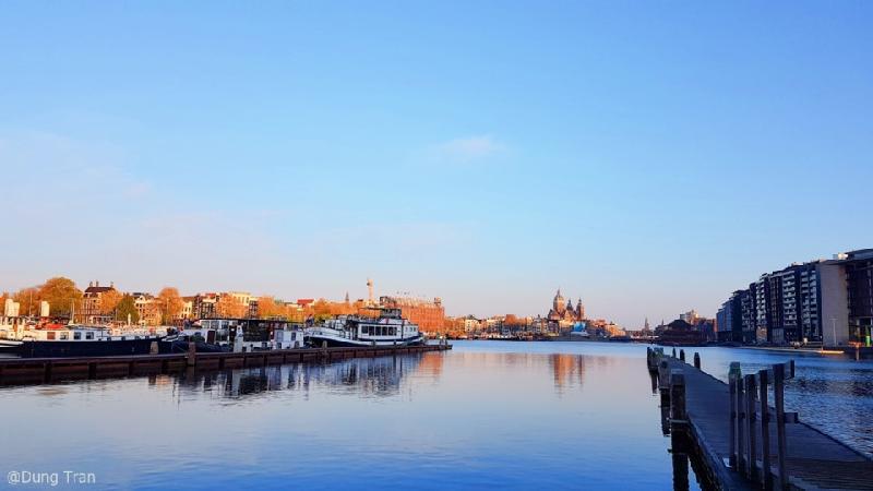 7. Ngủ qua đêm trên những con thuyền dọc bờ kênh Amsterdam: Tàu thuyền là phương tiện lưu trú phổ biến ở Hà Lan. Đến đất nước này, thay vì lưu trú tại các khách sạn thông thường trong thành phố, bạn hãy thử chọn “boat hotel” dọc các con kênh để có thêm trải nghiệm mới lạ. Bình minh trên các con thuyền nhìn ra mặt nước phẳng lặng mang lại cảm giác vô cùng thú vị và thư giãn.
