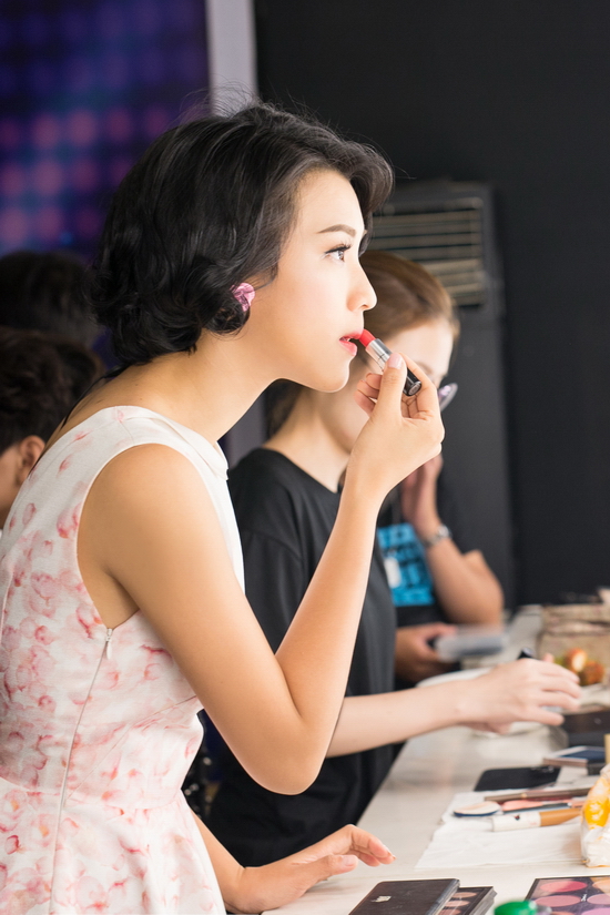Trong hậu trường đêm thi, Hoàng Oanh tỉ mỉ chăm chút nhan sắc trước gương để đảm bảo lên hình hoàn hảo.