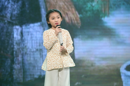  Với nét đượm buồn phảng phất trên gương mặt, Nghi Đình khiến cho cả khán phòng lắng đọng trước câu chuyện của nam nhân vật nhớ lại lời mẹ ru trong lời bài hát.