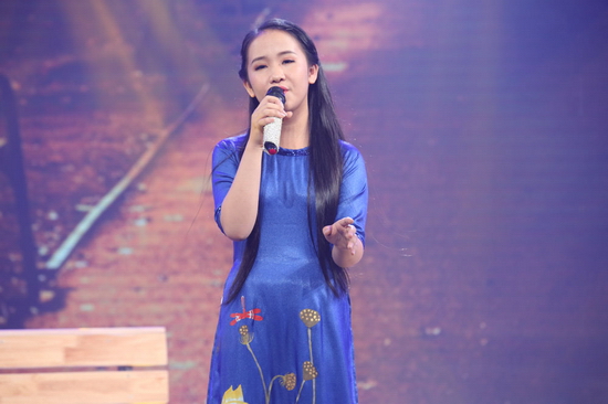 Với chủ đề Nỗi Nhớ Quê Nhà, “Lệ Quyên phiên bản nhí” đem đến cho sân khấu một ca khúc đặt sệt chất Bolero – Đèn khuya của nhạc sĩ Lam Phương từng được nhiều ca sĩ thể hiện thành công. Chất giọng đầy tự sự, buồn não nề của Kim Chi khiến cả khán phòng chìm đắm trong câu chuyện của những người con xa xứ.