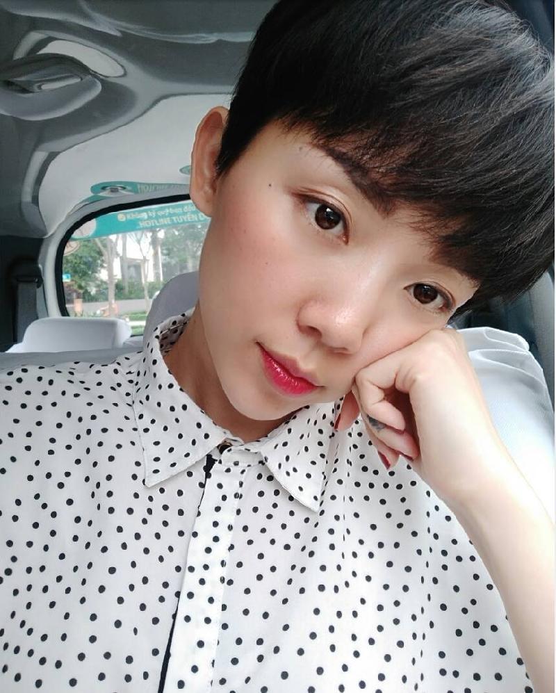 Khác với vẻ bề ngoài sexy như thường thấy, Tóc Tiên dịu dàng 