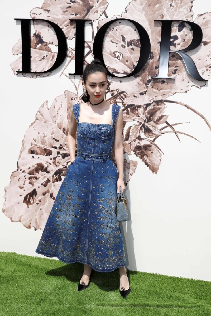 Angelababy vẫn rạng rỡ dù ảnh không photoshop hình ảnh 1 Mới đây, nữ diễn viên Angelababy làm khách mời tại show thời trang Dior Couture ở Paris, Pháp. Cô là một trong những ngôi sao châu Á quen mặt trong các sự kiện của nhà mốt này. Angelababy mặc bộ đầm bằng vải denim với họa tiết thêu chìm, phần thân cúp ngực gợi cảm. Người đẹp buộc tóc cao, tô son nổi bật.