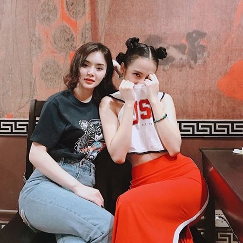 Angela Phương Trinh khoe ảnh chụp cùng em gái ruột. Cô viết: 