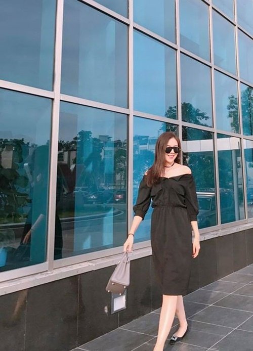 Mai Ngọc rạng rỡ bắt đầu một ngày mới, chụp ảnh outfit ngay tại Đài truyền hình Việt Nam. 