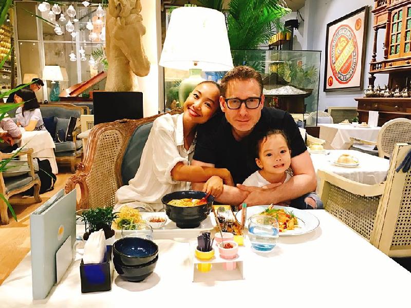 Đoan Trang góp mặt vào tin tức sao Việt với khoảnh khắc hạnh phúc đi tận hưởng bữa ăn đầm ấm bên gia đình 