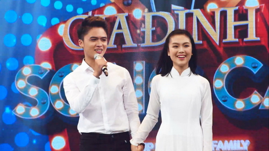 “Học trò cưng của Mỹ Tâm” Đào Ngọc Sang một mình từ Nghệ An vào Sài Gòn lập nghiệp đã 3 năm. Dù rất cố gắng, mỗi năm Ngọc Sang cũng chỉ có thể về thăm nhà một, hai lần. Khi đọc được dòng chia sẻ mong muốn được đứng trên sân khấu với anh trai dù chỉ một lần của Khánh Linh, Sang đã quyết tâm rủ bằng được em gái vào Sài Gòn để tham gia Gia đình song ca. 