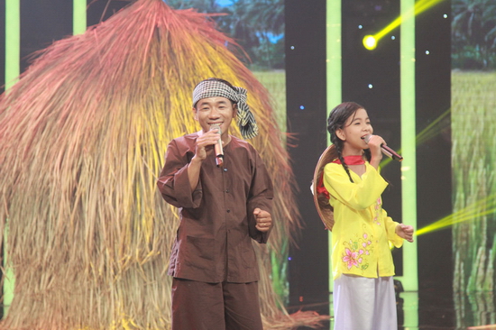 Cặp song ca cha con “dễ thương nhất quả đất” Xuân Vũ và Thùy Vy xuất hiện như những người nông dân chính hiệu, thể hiện ca khúc Lúa mùa duyên thắm đầy ngọt ngào, truyền cảm. 