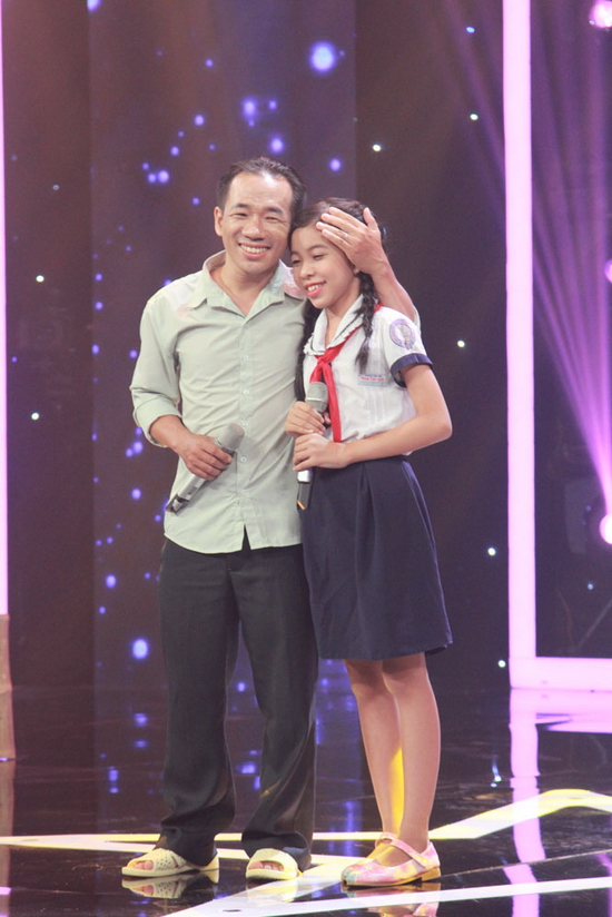 Tiếp theo, hai cha con anh Xuân Vũ và bé Thùy Vy thể hiện ca khúc Đạo làm con. Anh Xuân Vũ chia sẻ thêm, từ khi mới 3 tuổi, cha mẹ anh đã không còn bên nhau nhưng anh vẫn nhớ đến công ơn nghĩa nặng của họ. Cẩm Ly cảm phục thông điệp ý nghĩa của hai cha con. Nữ giám khảo cũng khen bài hát rất đồng điệu, hai chất giọng hòa quyện vào nhau. Yến Nhi cho rằng vòng này, hai cha con đặt tình cảm vào nhiều hơn vòng trước.