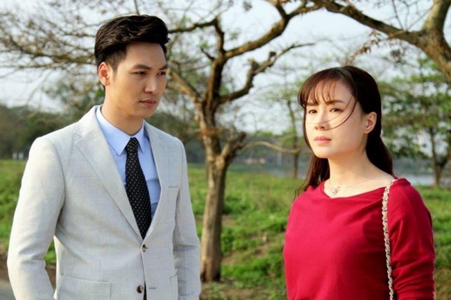 Diễn viên Hồng Diễm quay lại màn ảnh Việt với bộ phim Tết Matxcơva – Mùa thay lá. Cô đã rút lui khỏi màn ảnh thời gian dài để vun đắp và lo cho hạnh phúc gia đình. Nhưng khi tái xuất chỉ với 4 tập phim, bằng khả năng diễn xuất tốt và vẻ đẹp của mình, cô đã nhanh chóng lấy lại được sự yêu mến của khán giả.