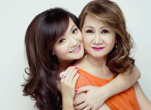 Cuộc sống ở Mỹ của mẹ con Xuân Mai không hề sung túc như nhiều người vẫn nghĩ. Mẹ em đã rất vất vả để chăm lo cho hai chị em em, ngày ngày đầu tắt mặt tối đứng bán thuê cho một tiệm băng đĩa ở một góc chợ của cộng đồng người Việt ở Cali. Tuổi thơ buồn của Xuân Mai khép lại với những ngày tháng lặng lẽ nơi xứ người, không có bóng dáng người cha bên cạnh, không còn hào quang cũng chẳng có lời ca tụng&