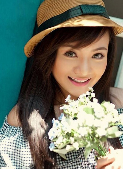 Xuân Mai tuổi teen có vẻ đẹp trong sáng với gương mặt bầu bĩnh, đôi mắt to tròn.