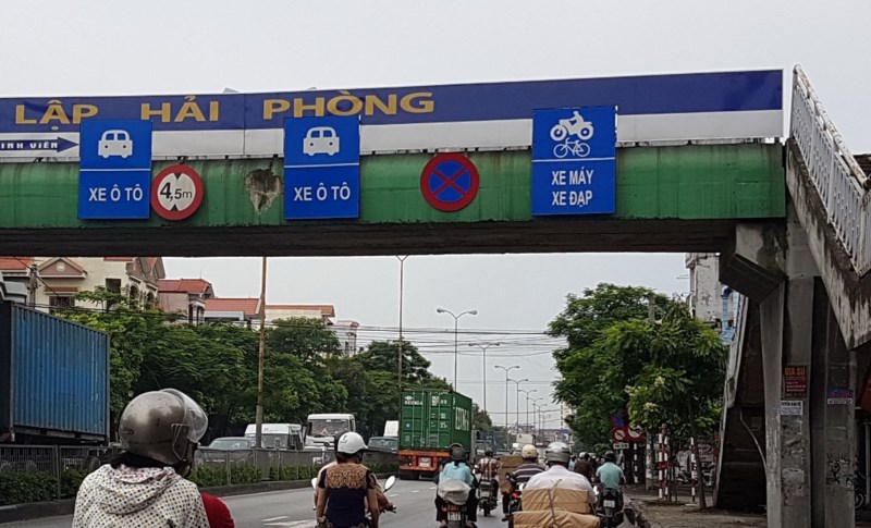 Biển hiệu lệnh hướng dẫn giao thông ở Hải Phòng có thêm phần chữ phía dưới bị các tài xế cãi là không có căn cứ pháp lý.