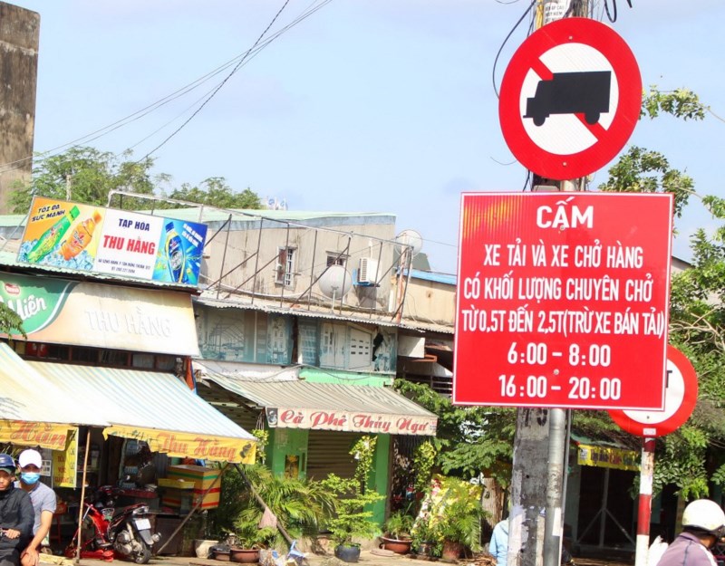 CSGT TP.HCM vận dụng biển cấm bằng chữ để xử phạt các bác tài vi phạm, được Bộ GTVT cho phép. Ảnh: L.THOA