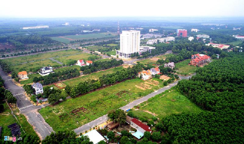 Biệt thự, nhà phố 'bị bỏ quên' ở đô thị cách Sài Gòn 20 km hình ảnh 1 Năm 1996, huyện Nhơn Trạch (Đồng Nai) được phê duyệt quy hoạch lên thành phố, là đô thị loại II, dân số dự kiến năm 2005 là 100.000 người (diện tích 2.000 ha) và đến năm 2020 khoảng 500.000 người (8.000 ha) với các khu chức năng như công nghiệp, dân dụng, đô thị... 10 năm sau, Nhơn Trạch lại được phê duyệt điều chỉnh Quy hoạch chung xây dựng đô thị mới Nhơn Trạch, dự kiến lên thành phố hiện đại vào năm 2015.