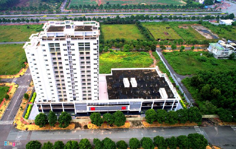 Biệt thự, nhà phố 'bị bỏ quên' ở đô thị cách Sài Gòn 20 km hình ảnh 2 Trong quy hoạch tổng thể, thành phố mới Nhơn Trạch có hàng trăm dự án thành phần với nhiều lợi thế. Chính vì vậy nơi đây trở thành “thủ đô” của các dự án phát triển khu đô thị, khu dân cư mới. Tuy nhiên, thành phố mới này không thu hút người dân đến sinh sống như kỳ vọng. Dự án cao tầng nhất ở trung tâm Nhơn Trạch đã hoàn thiện 1 block nhưng chủ đầu tư đã bỏ trống nhiều năm.