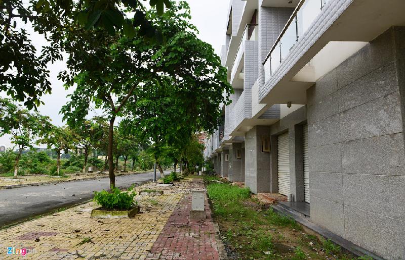 Biệt thự, nhà phố 'bị bỏ quên' ở đô thị cách Sài Gòn 20 km hình ảnh 4 Dãy nhà liền kề hàng chục căn, cao 3 tầng được xem là lớn nhất tại khu vực này. Dãy nhà đã hoàn thiện nhưng ít có dấu hiệu người ở, hầu hết cửa đóng im ỉm.
