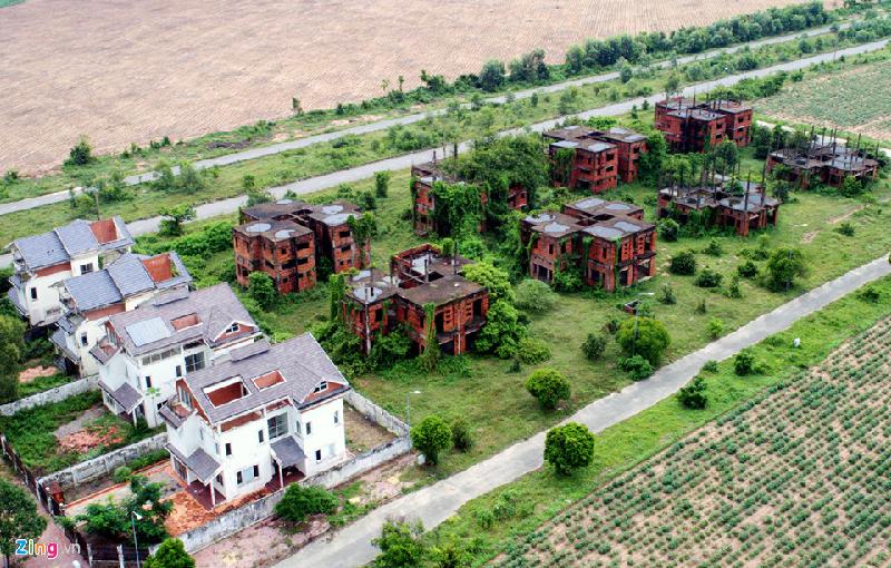 Theo quy hoạch phê duyệt, khu dân cư hiện đại này sẽ bao gồm các con phố biệt thự, nhà liền kề, chung cư, trường học, siêu thị, các trung tâm văn hóa, công viên... Khoảng 10 năm trước, nhiều nhà đầu tư từ Bắc vào Nam đổ tiền vào đây nhưng sau một thời gian phải