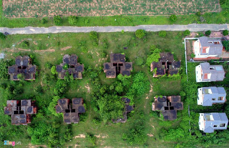 Biệt thự, nhà phố 'bị bỏ quên' ở đô thị cách Sài Gòn 20 km hình ảnh 10 Trong ảnh là 8 căn biệt thự dang dở như những lô cốt nằm cạnh 4 căn khác đã hoàn thiện nhưng cũng bị cỏ dại um tùm bao quanh.