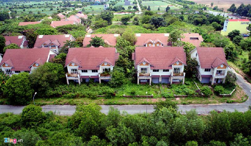 Biệt thự, nhà phố 'bị bỏ quên' ở đô thị cách Sài Gòn 20 km hình ảnh 12 Cùng với đó là các khu biệt thự sang trọng, nhà liền kề có kiến trúc hiện đại được xây dựng. Tuy nhiên, những căn biệt thự này lại bị bỏ hoang nhiều năm nay.
