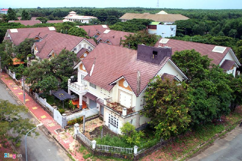 Biệt thự, nhà phố 'bị bỏ quên' ở đô thị cách Sài Gòn 20 km hình ảnh 13 Một số biệt thự được chủ đầu tư bịt cửa, đục tường để nuôi yến. Khu dân cư vắng bóng người nhưng chim yến chao lượn từng đàn. Tiếng máy dụ chim vào tổ và tiếng chim tạo cảm giác ghê sợ cho những người lần đầu đặt chân tới.