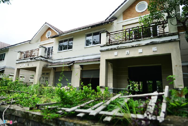 Biệt thự, nhà phố 'bị bỏ quên' ở đô thị cách Sài Gòn 20 km hình ảnh 14 Sau nhiều năm bỏ trống, các biệt thự sang trọng, bắt mắt ban đầu trở nên hoang hóa. Phần lớn hạng mục, cả bên ngoài và bên trong của các căn biệt thự đều bị xuống cấp, vài căn cửa không còn đóng kín.
