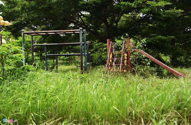 Biệt thự, nhà phố 'bị bỏ quên' ở đô thị cách Sài Gòn 20 km hình ảnh 17 Khung cảnh một trong những khu đô thị lớn nhất của thành phố mới Nhơn Trạch trở nên hoang vu đến ớn lạnh.