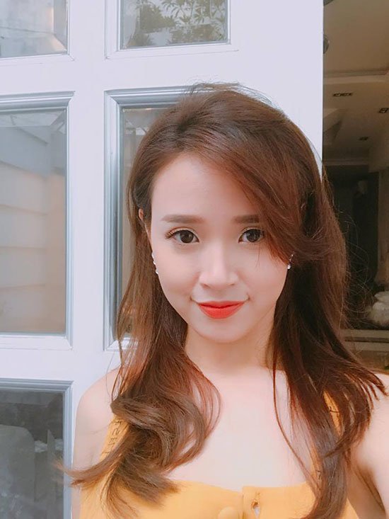 Midu trải lòng: “Chạy công việc suốt đến đầu bù tóc rối. Nhưng càng ngày càng say mê kinh doanh  biết sao giờ. Thôi thì không có thời gian làm đẹp cho mình nhưng sẽ dành thời gian làm đẹp cho đời”.