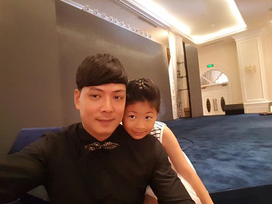 Sau khi tự tay tết tóc cho cô con gái, diễn viên Bình Minh cũng “hô biến” từ kiểu đầu trọc sang mái tóc dài Hàn Quốc.
