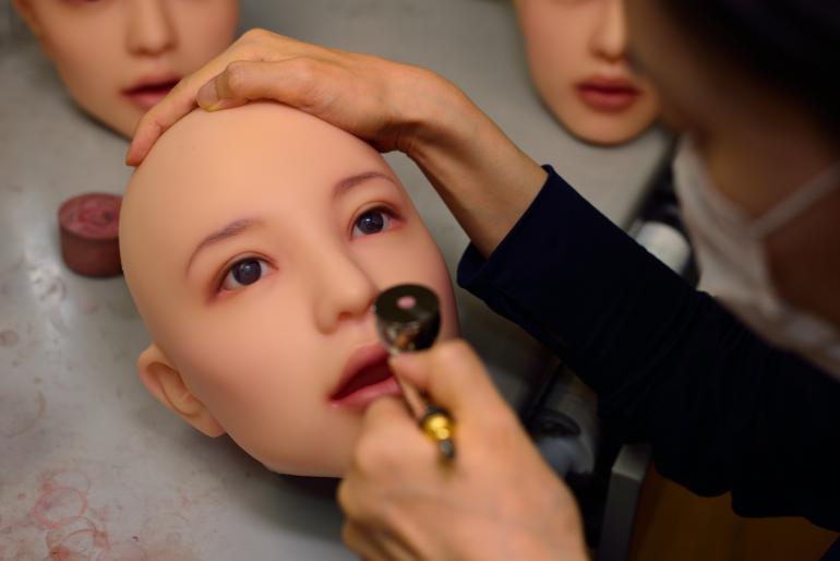 Cận cảnh quy trình tạo hình búp bê tình dục tại Nhật. Quá trình sản xuất rất tỉ mỉ với phục trang đồng bộ đi kèm theo size, thậm chí đồ lót có thể được đặt mua riêng.