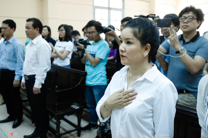 Các nghệ sĩ chúc mừng Ngọc Trinh thắng kiện Nhà hát Kịch hình ảnh 1 Sáng 11/7, phiên tòa sơ thẩm vụ án dân sự diễn viên Ngọc Trinh kiện Nhà hát Kịch TP.HCM đã kết thúc. Tòa tuyên án Nhà hát kịch phải bồi thường hơn 233 triệu đồng tiền đầu tư cho 5 vở diễn của Ngọc Trinh.