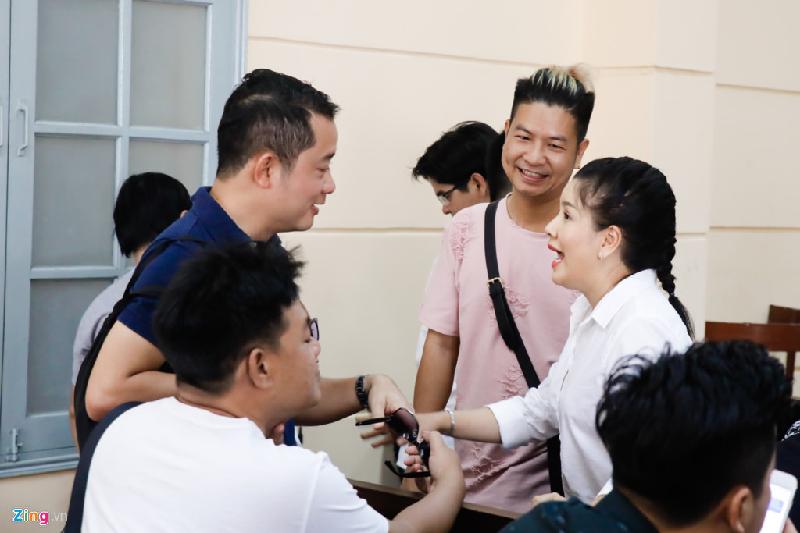 Ngọc Trinh vỡ òa trong sung sướng. Nữ diễn viên chia sẻ với Zing.vnrằng niềm vui của chị không chỉ là nhận được số tiền đền bù hơn 233 triệu đồng. Quan trọng hơn, tòa đã chứng minh Nhà hát Kịch sai khi kết thúc hợp đồng với chị.