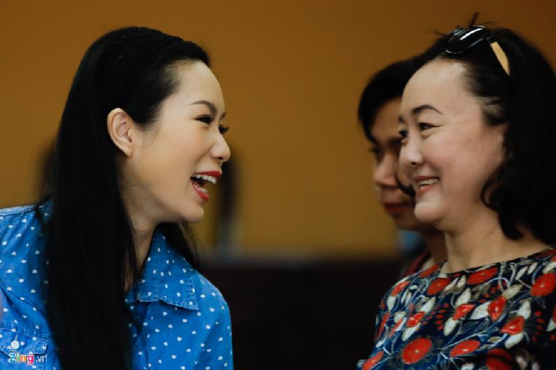 NSƯT Trịnh Kim Chi chúc mừng đồng nghiệp can đảm và mạnh mẽ. Theo chị, chiến thắng của Ngọc Trinh trong phiên tòa giúp các nghệ sĩ học hỏi được nhiều kinh nghiệm khi vướng vấn đề pháp lý.