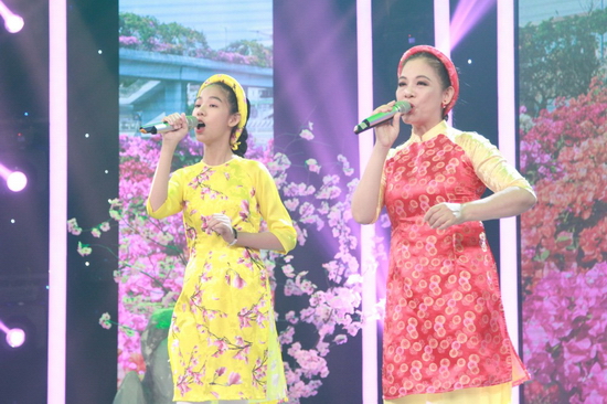 2 mẹ con chị Mỹ Công và bé Phương Vy