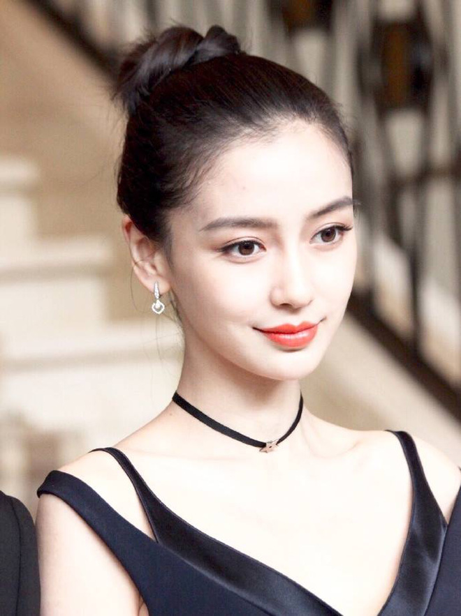 Cận cảnh nhan sắc của bà mẹ bỉm sữa Angela Baby.