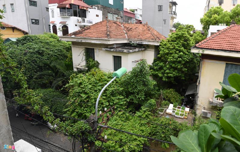 Căn biệt thự thuộc số nhà 12 phố Nguyễn Chế Nghĩa (nối giữa phố Trần Hưng Đạo và Hàm Long) từng là nơi ở của cựu Chủ tịch TP Hà Nội Hoàng Văn Nghiên.