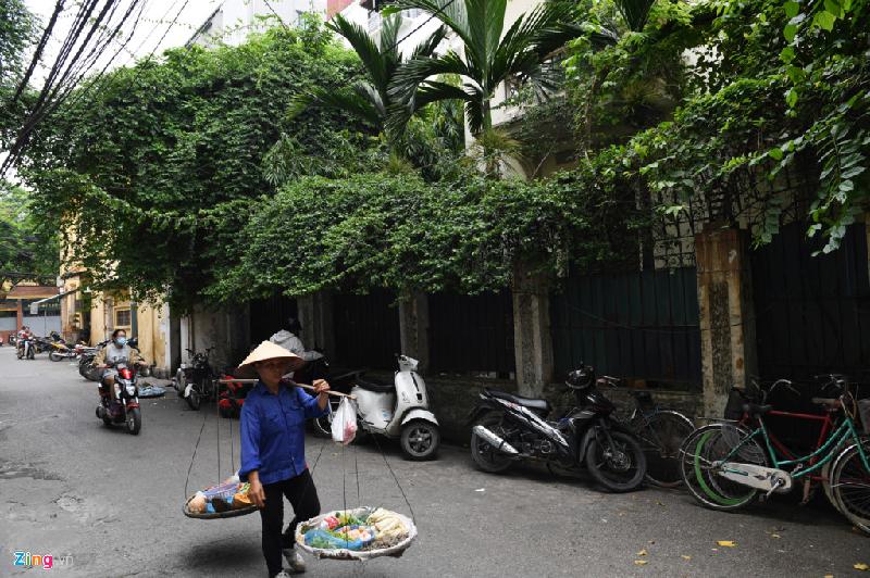 Năm 2001, khi còn đang trong nhiệm kỳ Chủ tịch Hà Nội, ông Nghiên đã thuê lại của nhà nước biệt thự số 12 Nguyễn Chế Nghĩa để ở với giá 500.000 đồng/tháng.