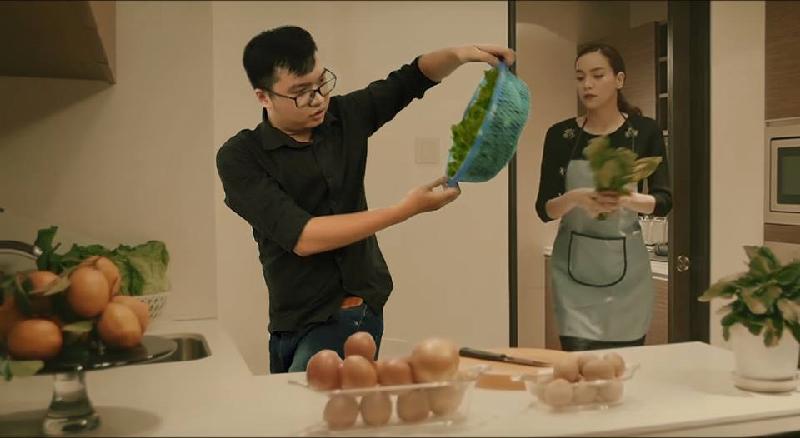 9X nhiệt tình hướng dẫn cho thần tượng kỹ năng vẩy rau để 