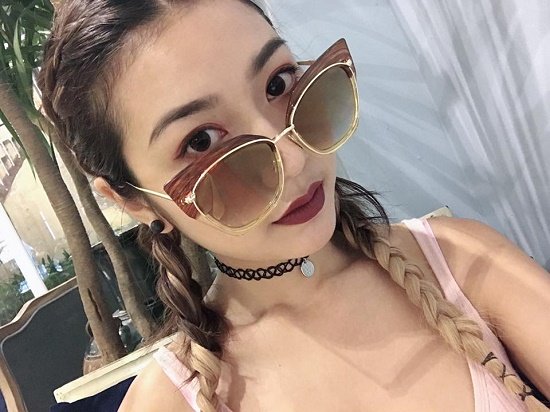 Á hậu Thúy Vân háo hức chuẩn bị cho một chương trình tại sân vận động Quân Khu 7.