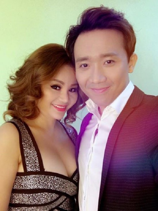 Trấn Thành tranh thủ selfie khi được tái ngộ với đàn chị Lê Giang.
