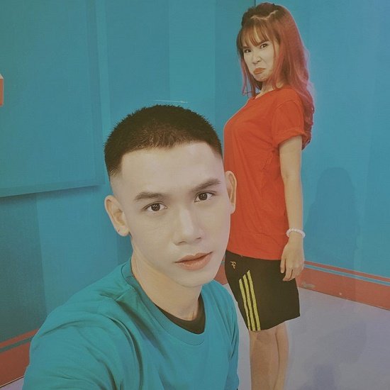 Khởi My nhí nhố làm mặt xấu trong bức ảnh selfie của Đại Nhân. Anh chàng cũng hài hước đùa lại: “Tỏ thái độ gì đó? Không đơ được như ta nên làm mặt xấu à?”