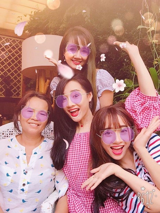 Diễn viên Nhã Phương khoe ảnh cực đáng yêu cùng những người thân trong gia đình. Cả ba chị em gái đều đẹp xinh như hoa.