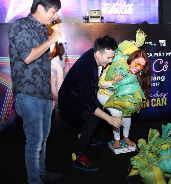 Trương Ngọc Ánh “cười hết cỡ” khi tham gia trò chơi tại buổi ra mắt MV Ngôi sao cô đơn – ca khúc trong phim Sắc đẹp ngàn cân do Minh Hằng thể hiện.