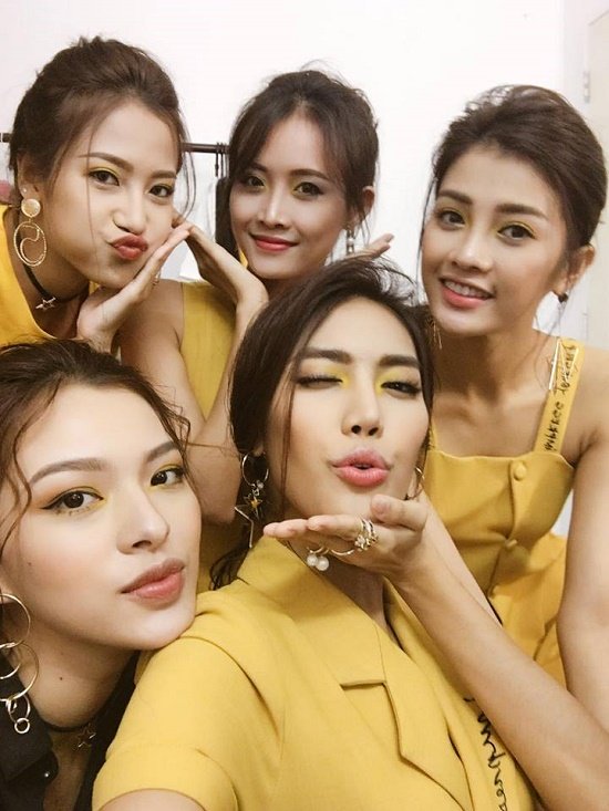 Các thí sinh Gương mặt thương hiệu đội Lan Khuê hội ngộ với tông vàng chủ đạo. Mỗi cô gái mang một vẻ đẹp khác nhau nhưng đều rất tinh nghịch và đáng yêu.