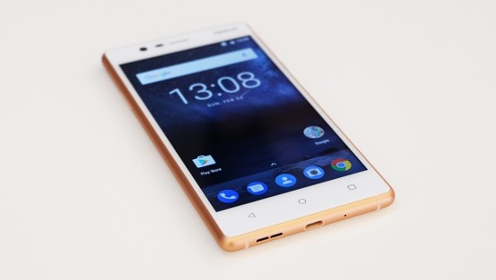 Nokia 3 có thiết kế tương tự như đàn anh Nokia 5 tuy nhiên máy được làm từ vật liệu nhựa polycarbonate bền và nhẹ ở mặt lưng nhưng vẫn sở hữu khung bằng nhôm. 