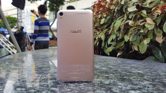 Không chỉ làm đẹp bằng phần mềm, Asus ZenFone Live còn có cả các công cụ hỗ trợ làm đẹp đi kèm bao gồm: Đèn LED trợ sáng, gương soi và tripod. 