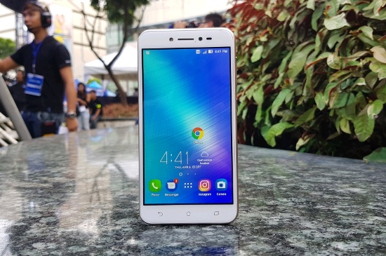 Asus ZenFone Live có thiết kế vỏ nhựa cứng với các cạnh bo tròn và thiết kế mỏng. Màn hình của máy có độ phân giải HD rộng 5 inch, chip xử lí 4 nhân tốc độ 1.7GHz cùng RAM 2GB và bộ nhớ trong 16GB.