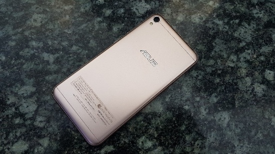 Để tối ưu hóa cho khả năng chụp hình cũng như livestream, ZenFone Live được trang bị camera selfie 5MP, khẩu độ f/.2, đèn flash selfie cho tone màu da tự nhiên cùng ống kính góc rộng 82 độ cho khả năng chụp ảnh selfie góc rộng và thu sáng tốt hơn. Camera sau của máy cũng khá ấn tượng với độ phân giải 13MP, khẩu độ f/2.0 cùng đèn flash LED. 