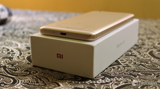 Máy chạy MIUI v.8 dựa trên Android 6.0 Marshmallow với chip xử lý Qualcomm Snapdragon 425, RAM 2GB, bộ nhớ trong 32GB và có pin dung lượng 3.120 mAh, thuộc hàng cao nhất trong phân khúc hiện nay khi phần lớn các đối thủ đều có dung lượng dưới 3.000 mAh.
