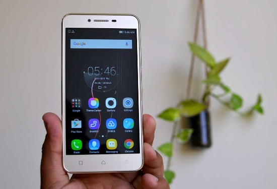 Nhấn mạng vào khả năng giải trí di động nên Lenovo VIBE K5 Plus được trang bị màn hình 5 inch độ phân giải Full HD (cao nhất trong danh sách này) cho hình ảnh sắc nét. Máy được trang bị vi xử lý 8 nhân Qualcomm Snapdragon 616, RAM 2GB và bộ nhớ trong 16 GB có hỗ trợ khe cắm thẻ nhớ mở rộng.